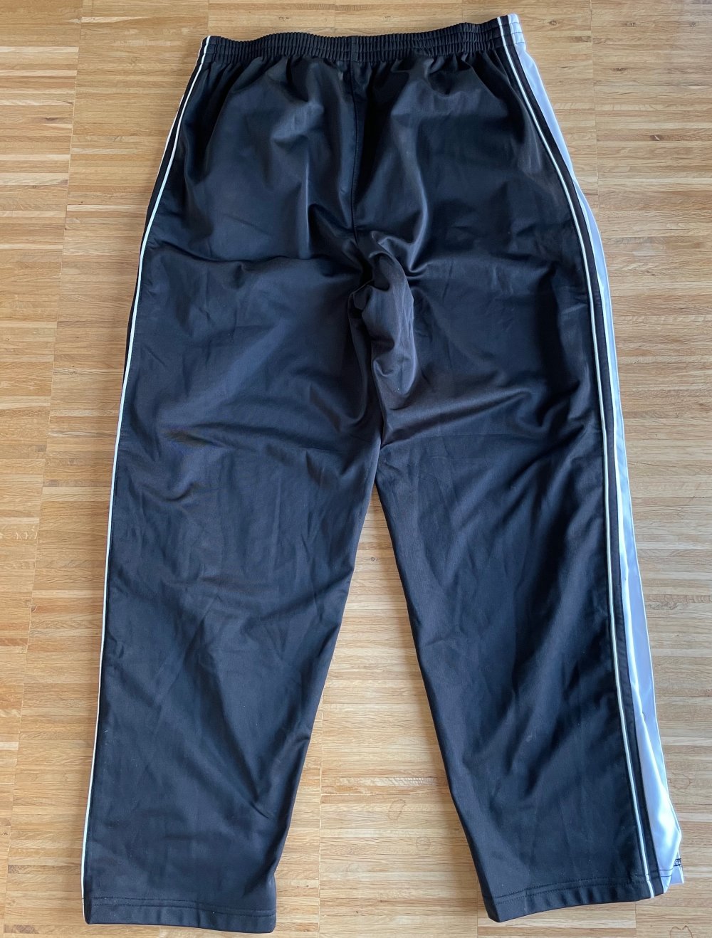 VIELFÄLTIGE SCHWARZE JOGGINGHOSE MIT DRUCKKNÖPFEN