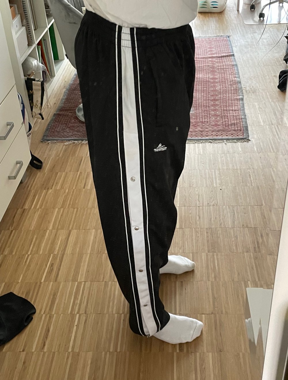 VIELFÄLTIGE SCHWARZE JOGGINGHOSE MIT DRUCKKNÖPFEN