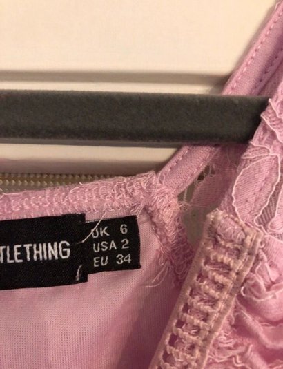 Spitzenkleid von Prettylittlething