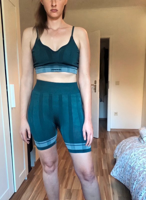 Outfit von Prozis bestehend aus Sport-Bh und Leggings