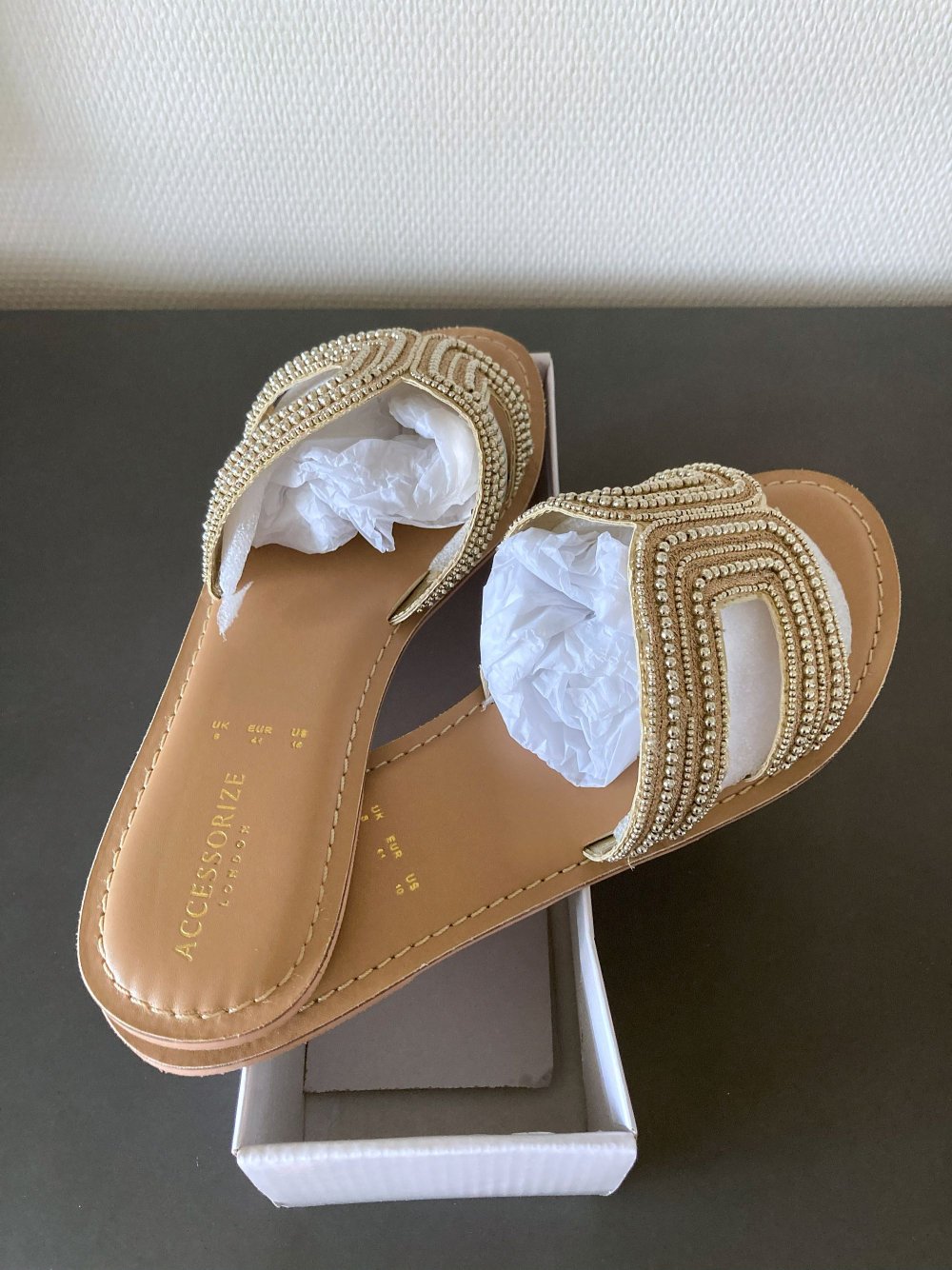  TOP! Accessorize – Bella – Flache Goldene Sandalen mit Perlen Gr. 41 Mules Schlappen Sandaletten