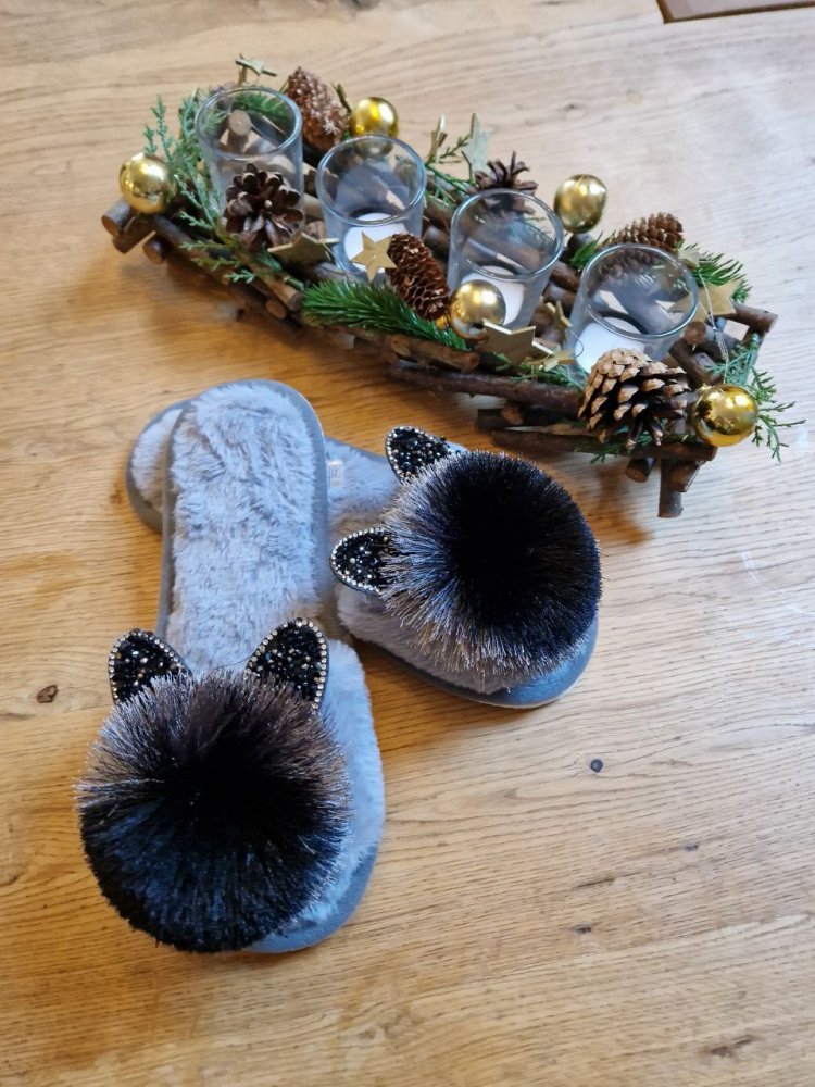 Schöne Damen Hausschuhe.  Große 40. 