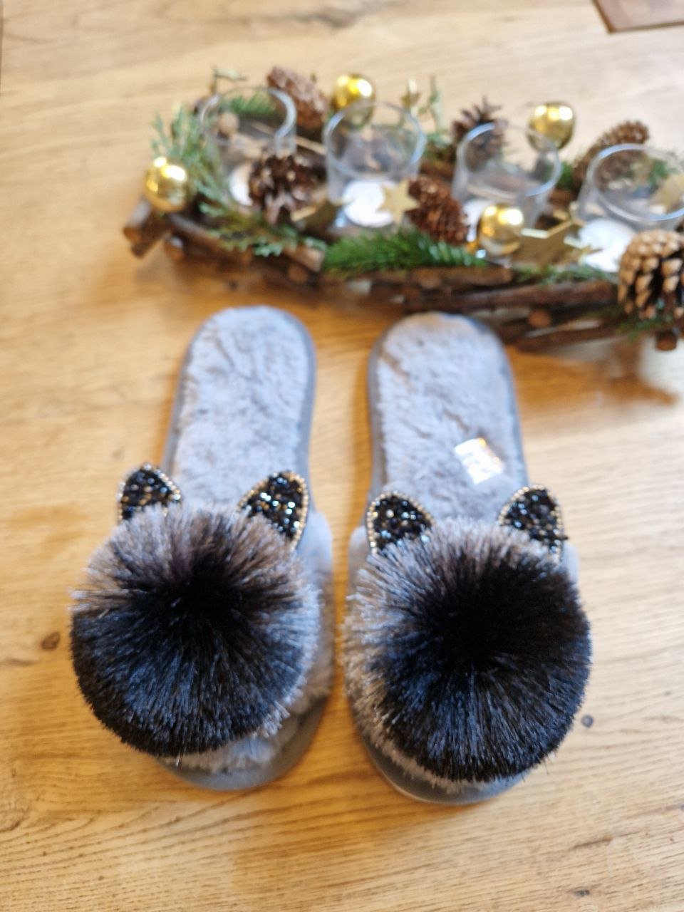 Schöne Damen Hausschuhe.  Große 40. 