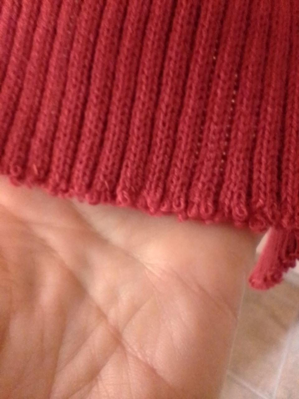 Warmer roter Schal. Polyester .