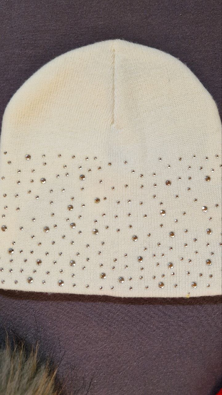 Verschiedene Strickmützen für Damen