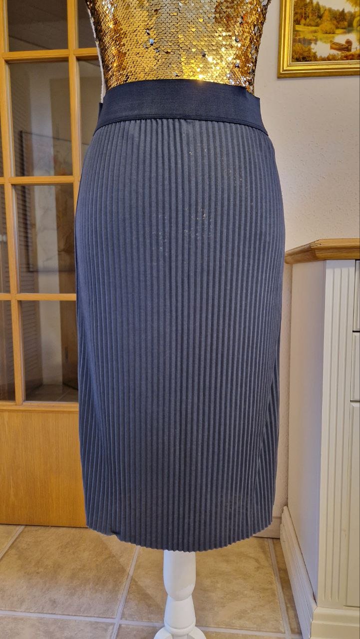 VILA.  Schöner grauer Faltenrock. Midirock.  Größe S-M . 