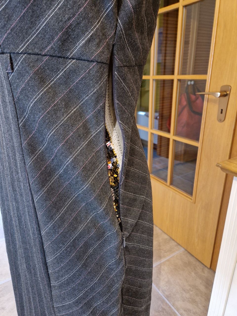 Schönes warmes Klassische Kleid. Midikleid.   Wolle + Polyester.  Größe 40. 