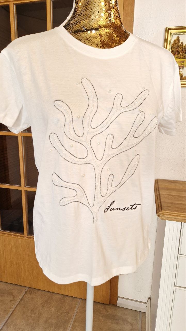 Neu. Sinsay.  Bequemes weißes T-Shirt mit Perlen. Größe S-M.  Baumwolle.