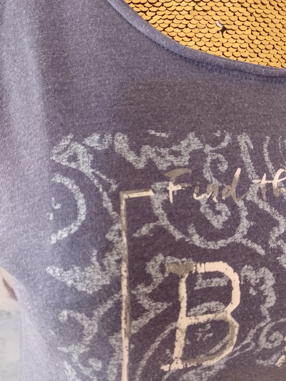 T-Shirt . Baumwolle + Polyester.