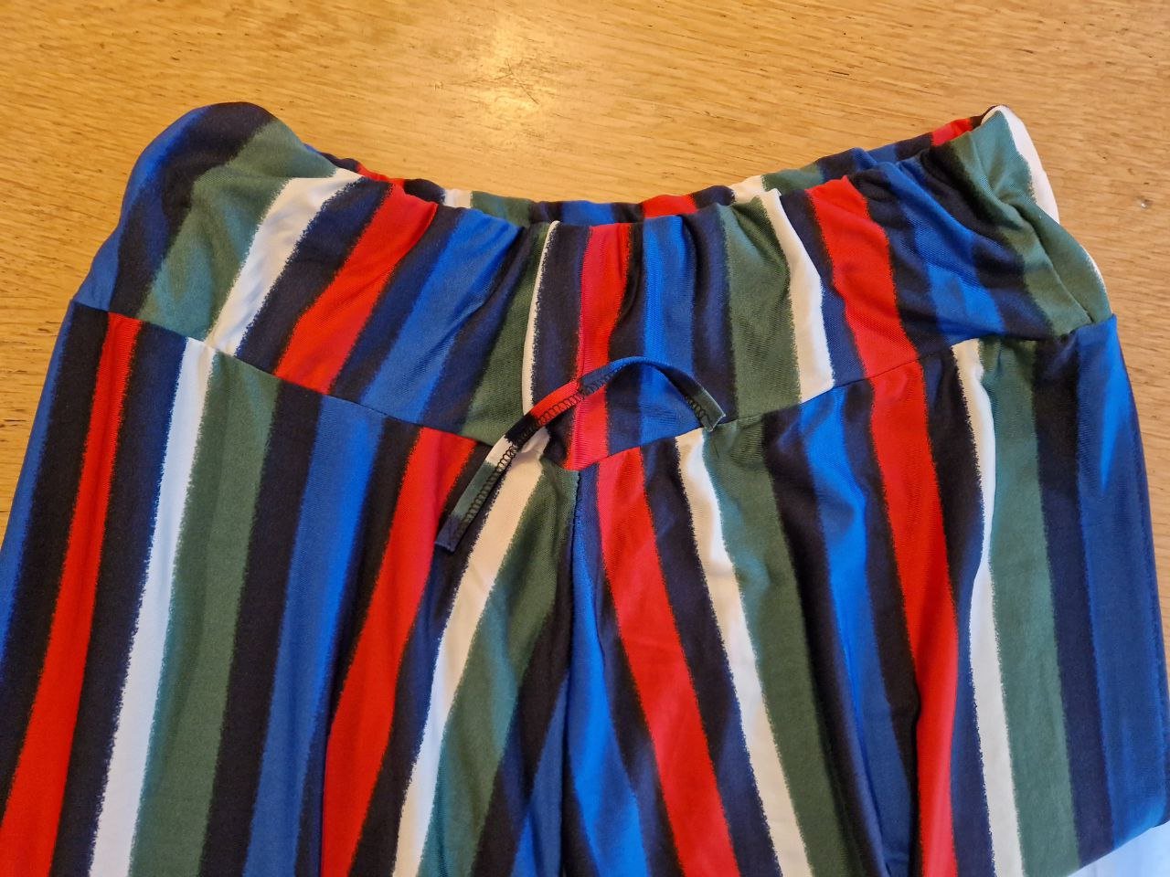 Leichte Sommerhose mit elastischem Bund.  Größe L-XL. Polyester. 