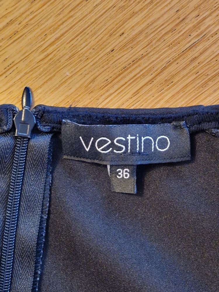 Vestino. Schönes Sommerkleid, Partykleid, Abendkleid. Polyester + Elastan. Größe 36.