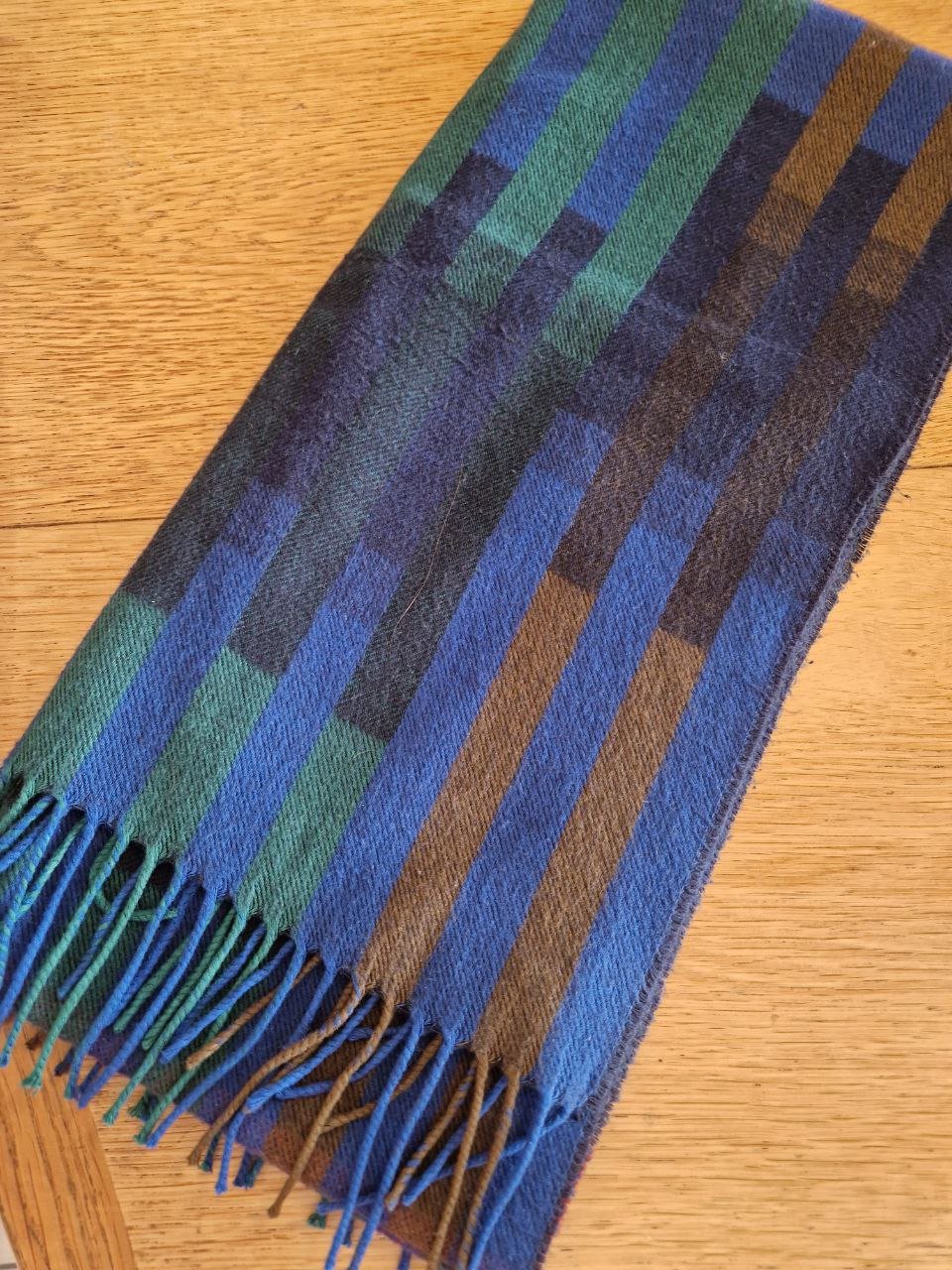 Schöner warmer Schal.  Polyester + Wolle.  