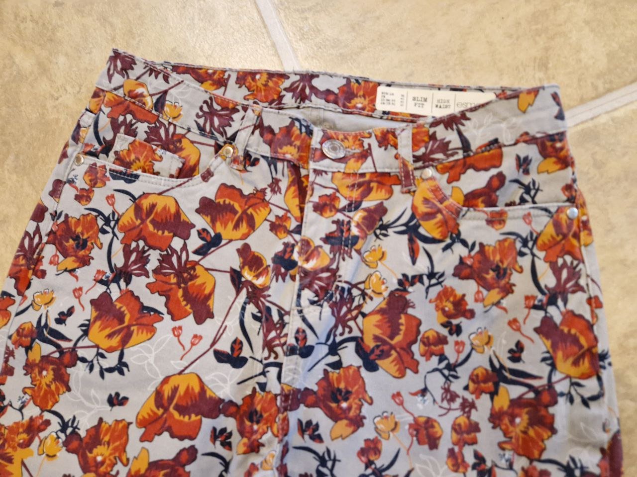 Stylische Hose, Jeans mit Blumendruck.  Größe 38.  Baumwolle.