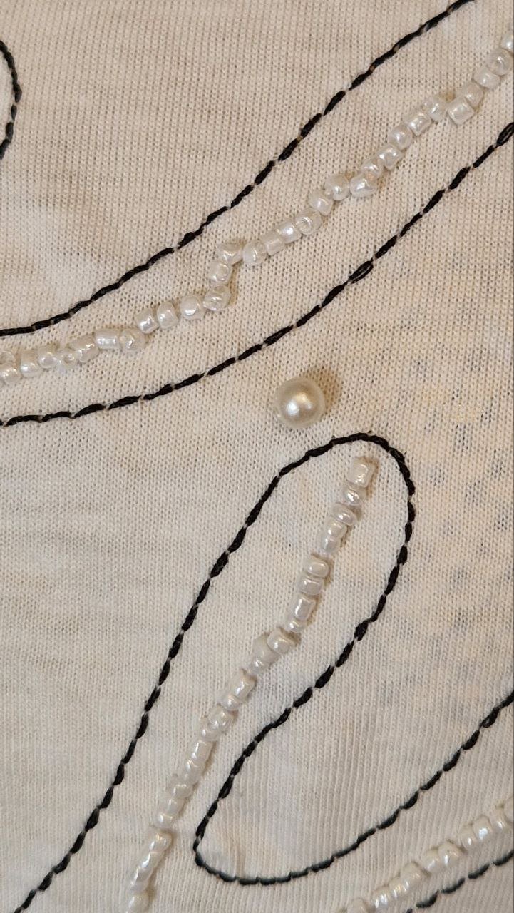 Neu. Sinsay.  Bequemes weißes T-Shirt mit Perlen. Größe S-M.  Baumwolle.