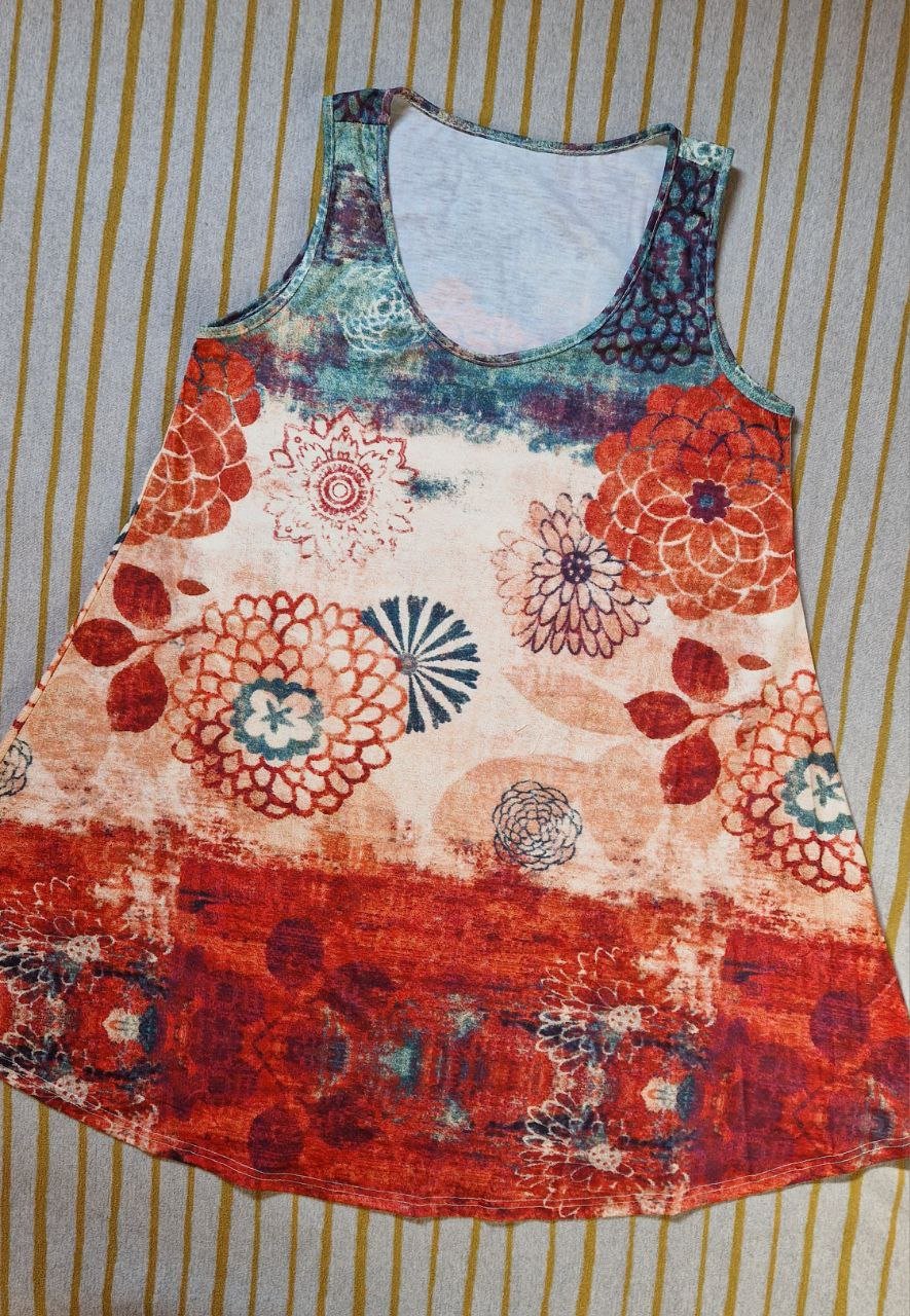 Schönes Sommerkleid. Große M. Abstand von Achsel zu Achsel 48 cm.  Polyester + Elstan. Länge 89 cm. Es gibt keine Rückgabe oder Umtausch. 