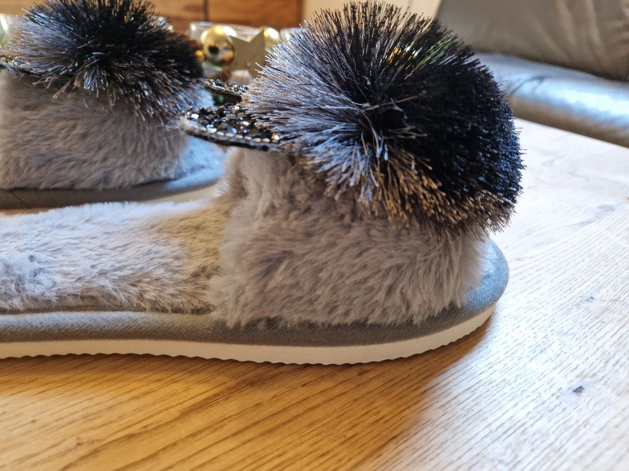 Schöne Damen Hausschuhe.  Große 40. 