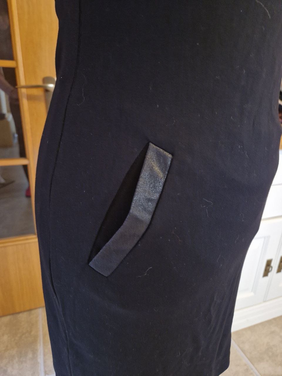 Page one. Schönes Sommerkleid.  Schwarzes Partykleid.  Große S. 