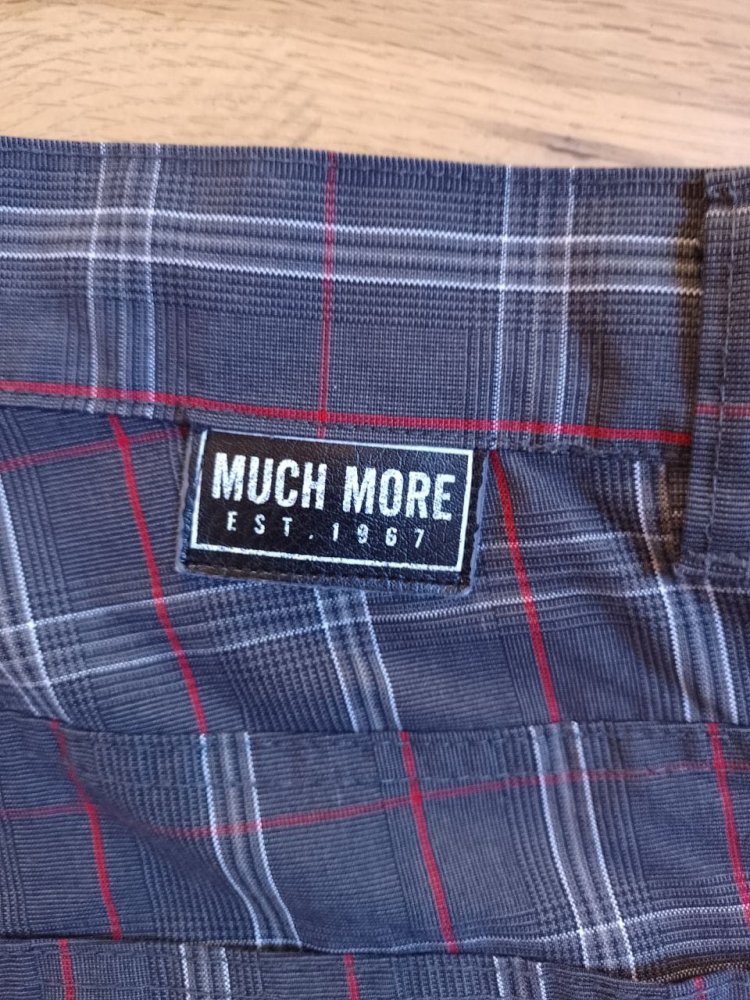Much More.  Bequeme Herrenshorts . Größe L.