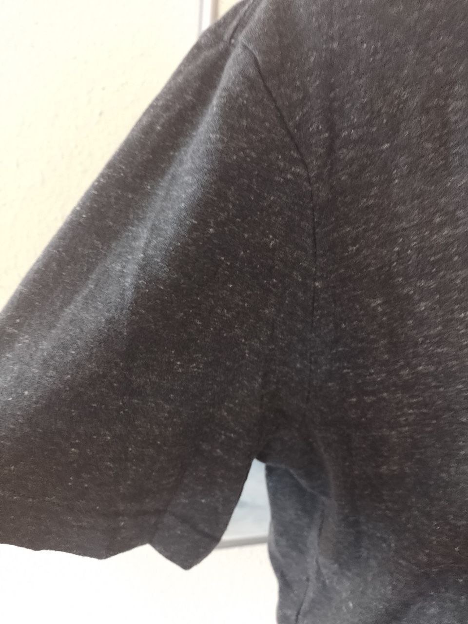 Bekleidungspaket. 2 Herren-T-Shirts. Größe L.