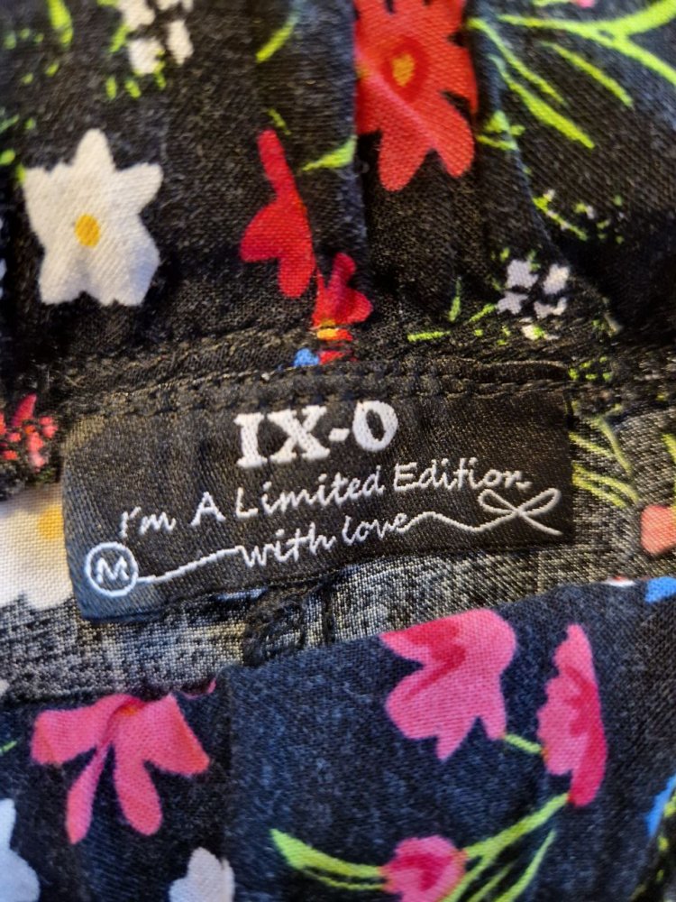 IX-O. Stylische leichte Hose. Größe M. 100% Viskose.