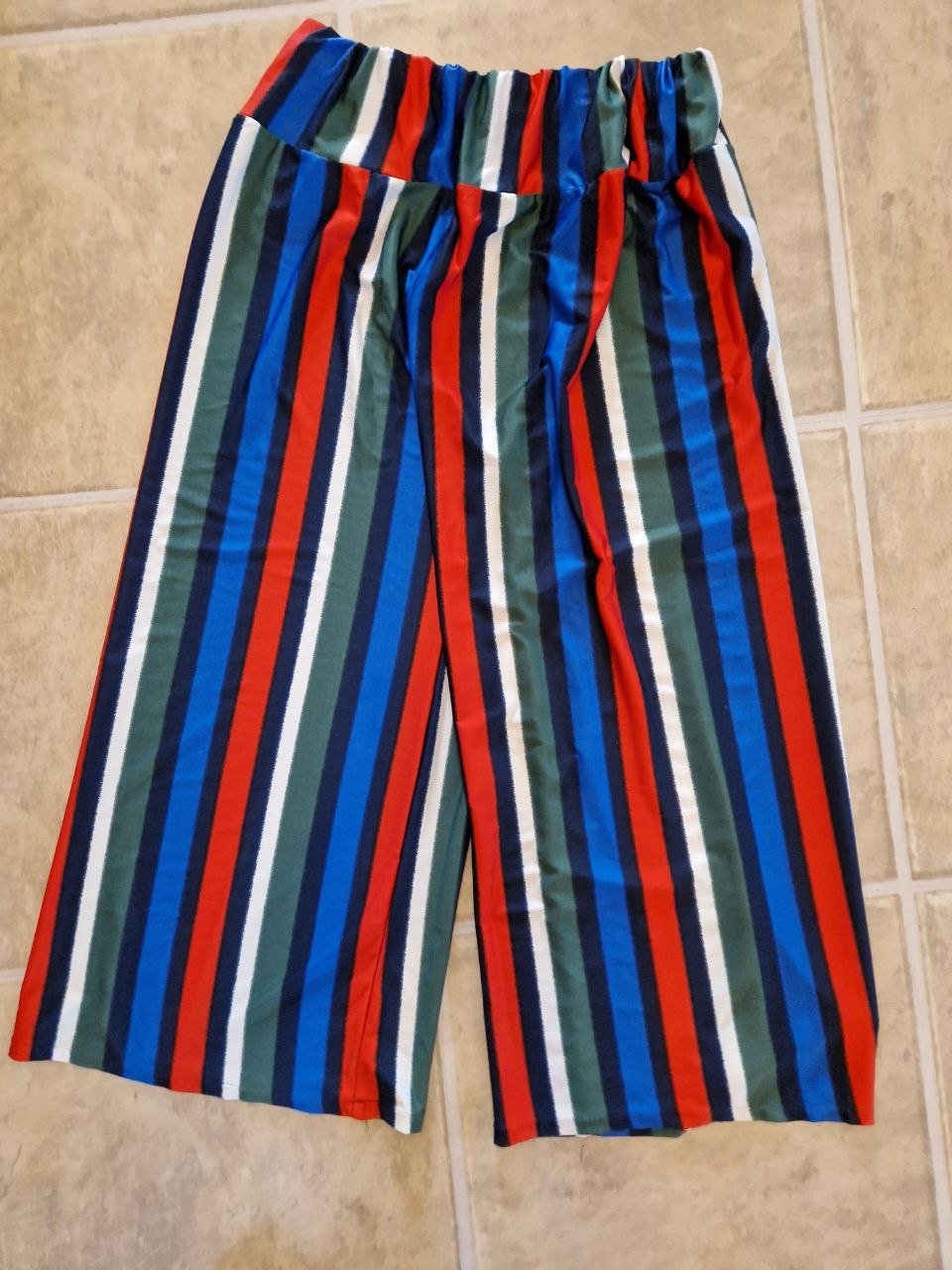 Leichte Sommerhose mit elastischem Bund.  Größe L-XL. Polyester. 