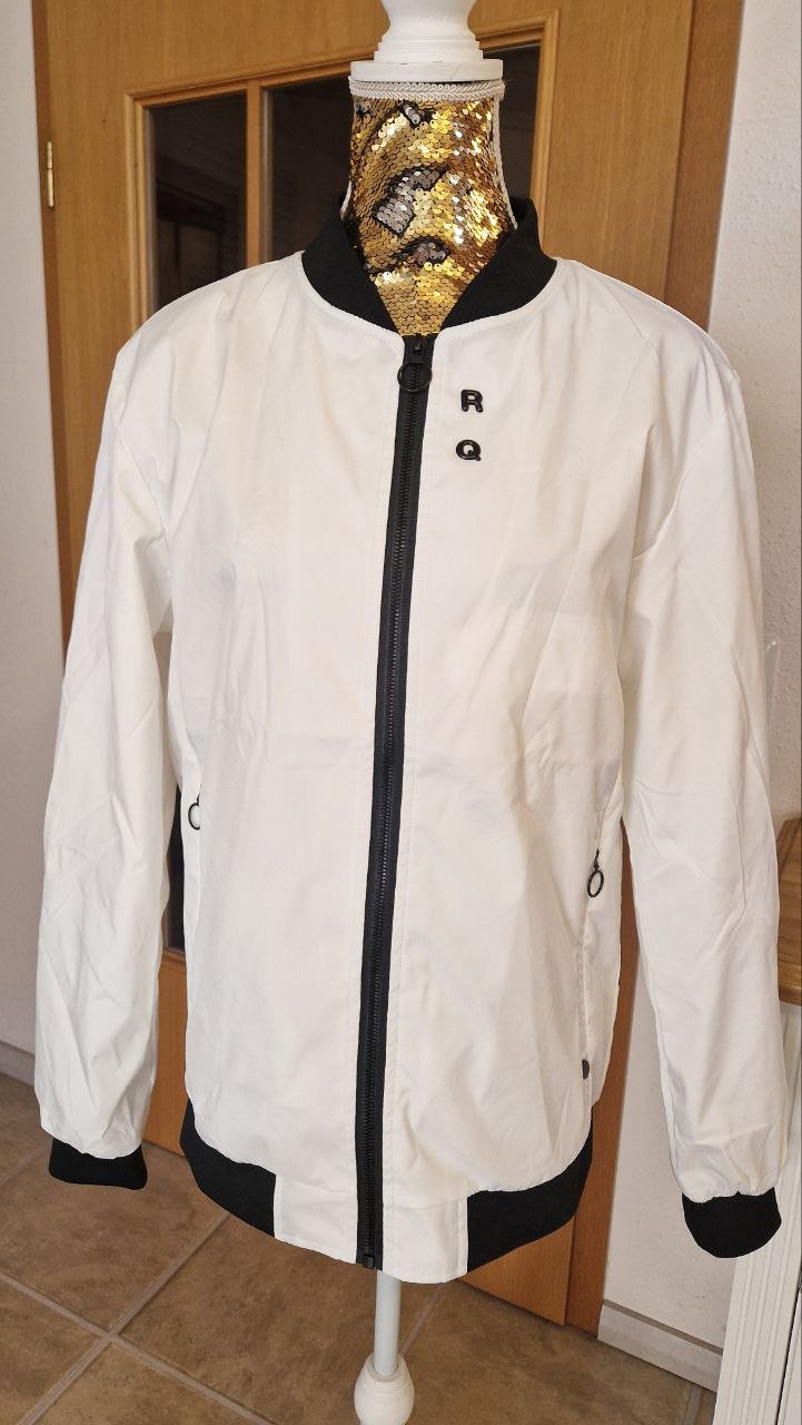 .Neu. Stilvolle leichte weiße Jacke.  Größe S-M. 