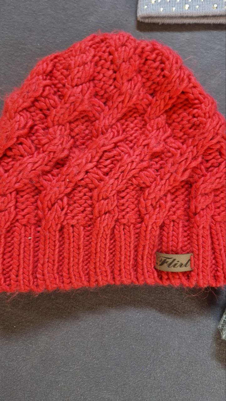 Verschiedene Strickmützen für Damen