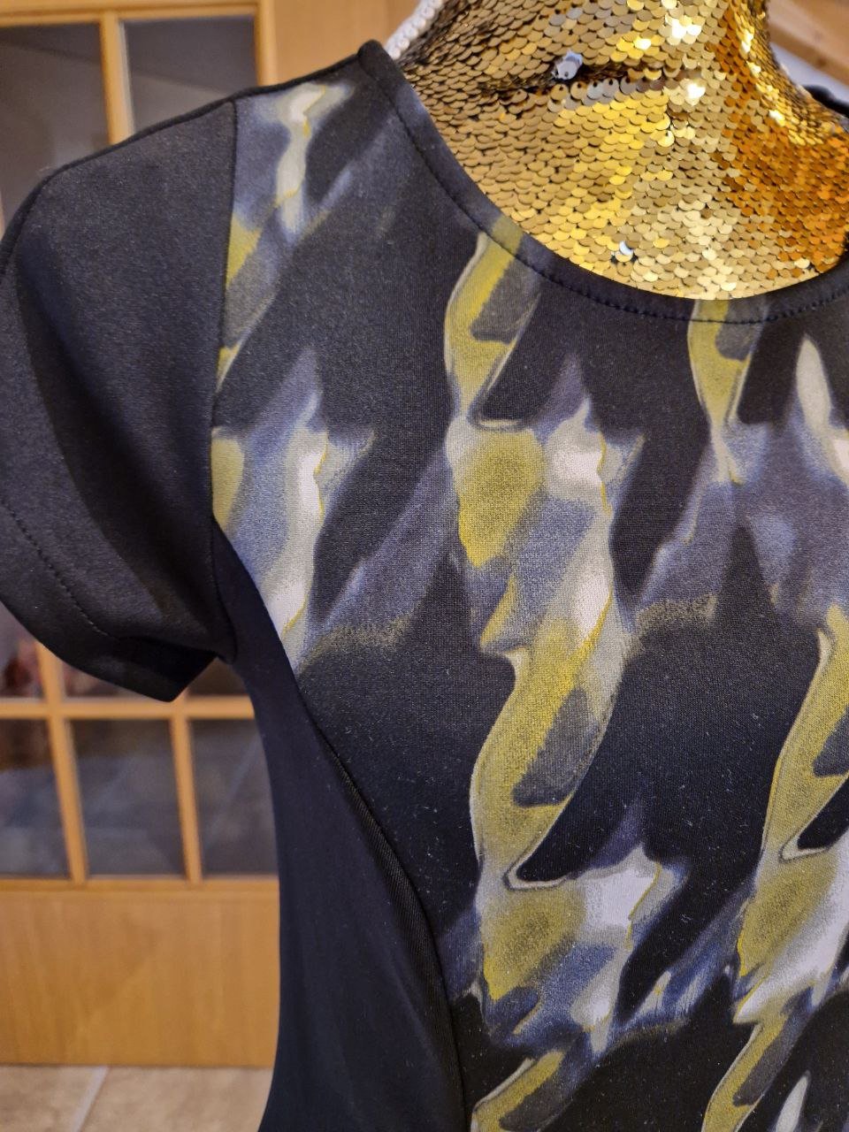 Vestino. Schönes Sommerkleid, Partykleid, Abendkleid. Polyester + Elastan. Größe 36.