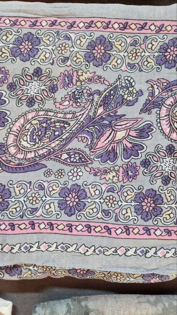 Diverse Tücher, Schals.