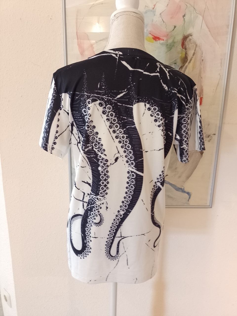 Pre-Shrunk. Stilvolles T-Shirt. Polyester + Spandex. Größe M. 