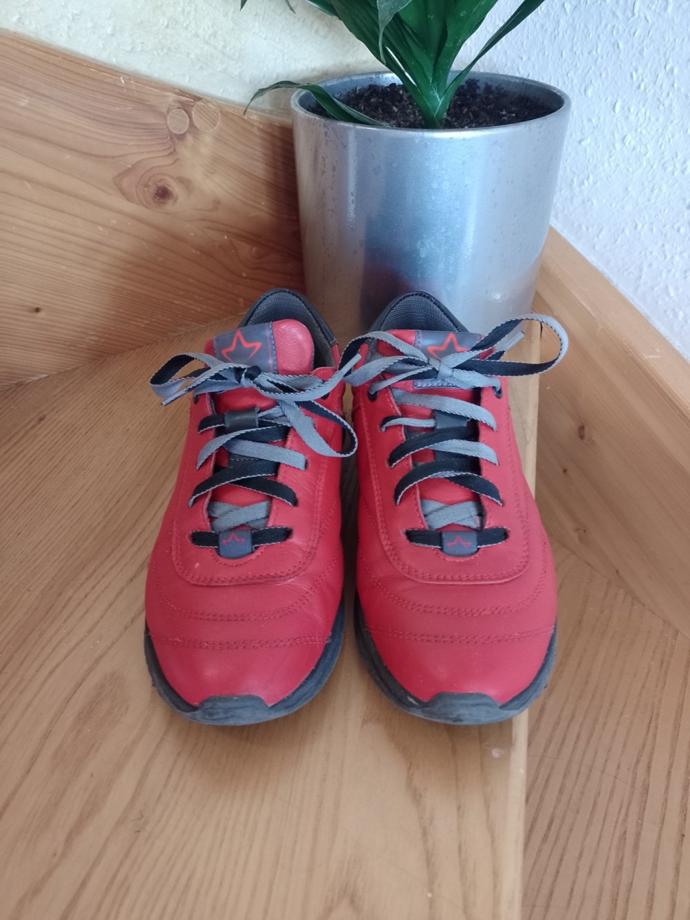Mida. Stylische Sneaker, Sportschuhe, Schnürschuhe. Größe 38,5