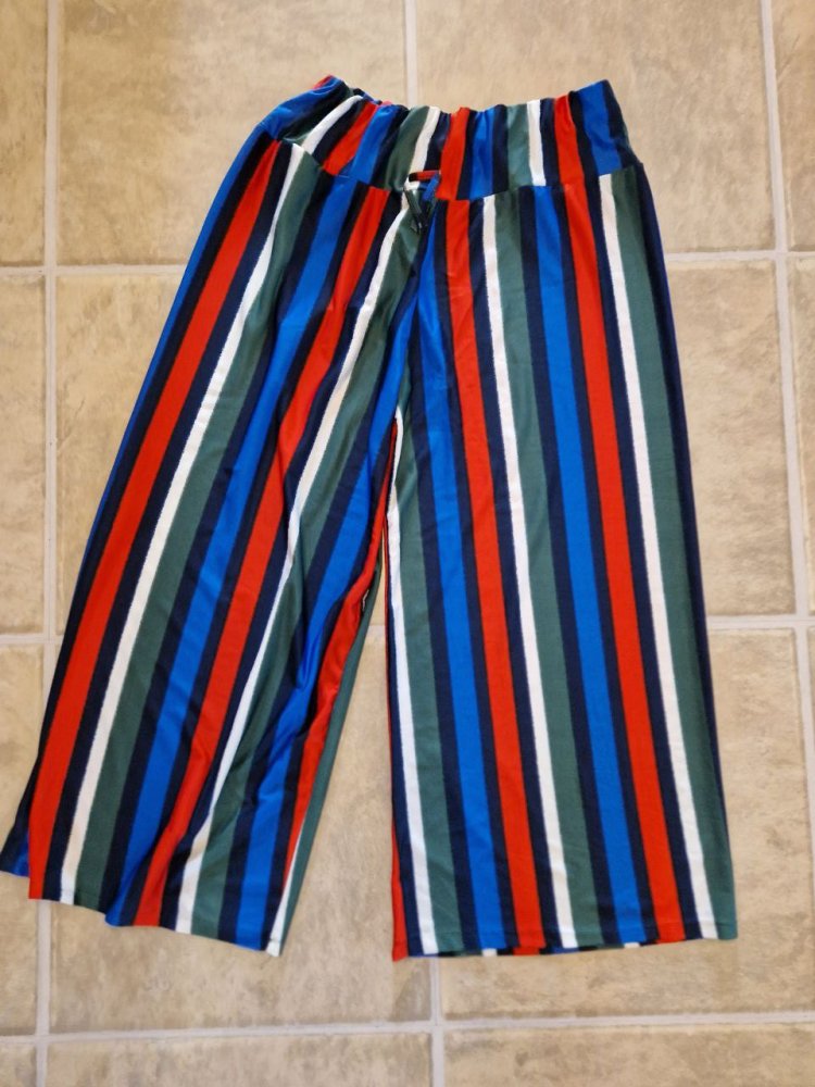 Leichte Sommerhose mit elastischem Bund.  Größe L-XL. Polyester. 