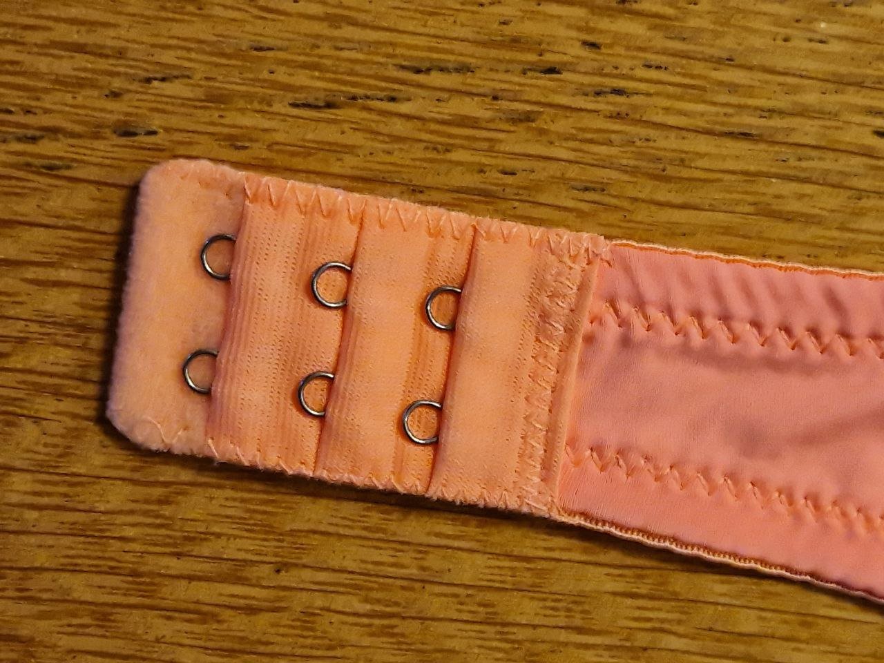 Schöner BH.  Korallenrot.  80 B.