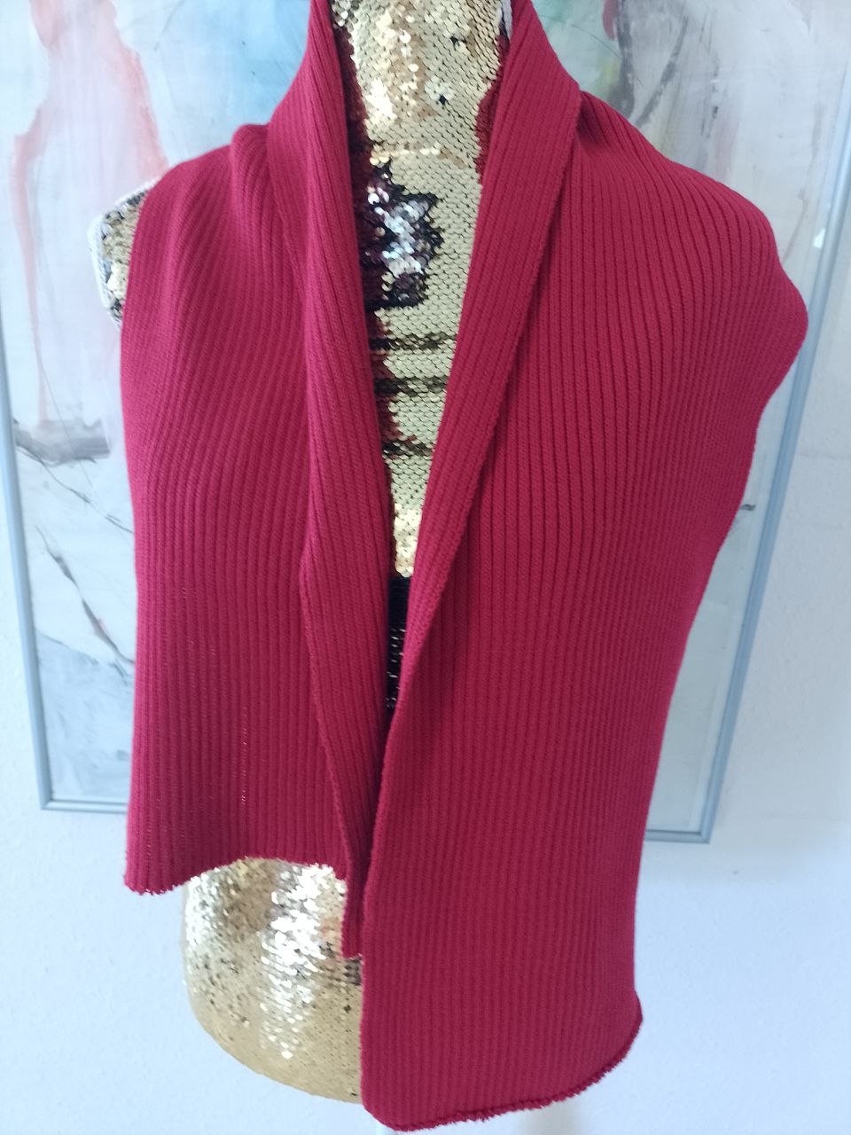 Warmer roter Schal. Polyester .