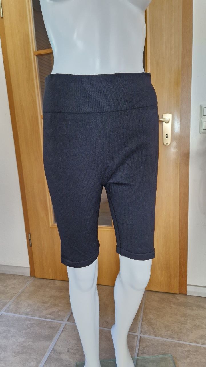 Praktische Sportshorts für Yoga und Fitness.  