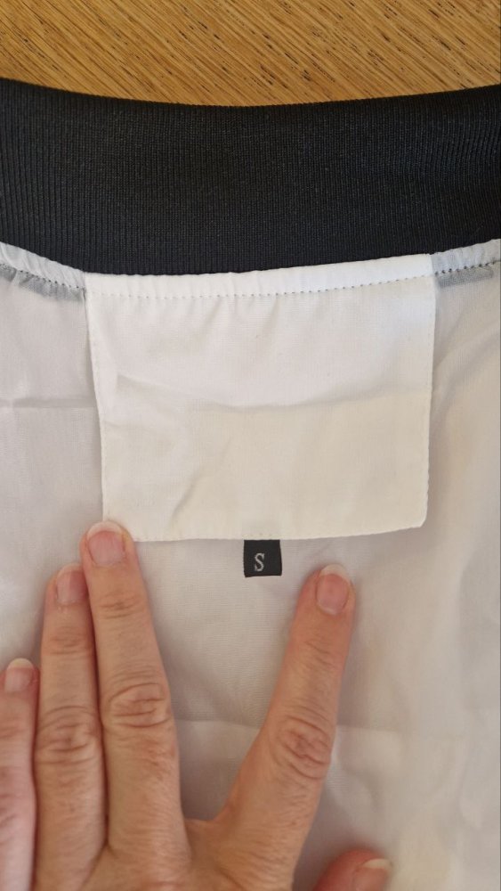 .Neu. Stilvolle leichte weiße Jacke.  Größe S-M. 