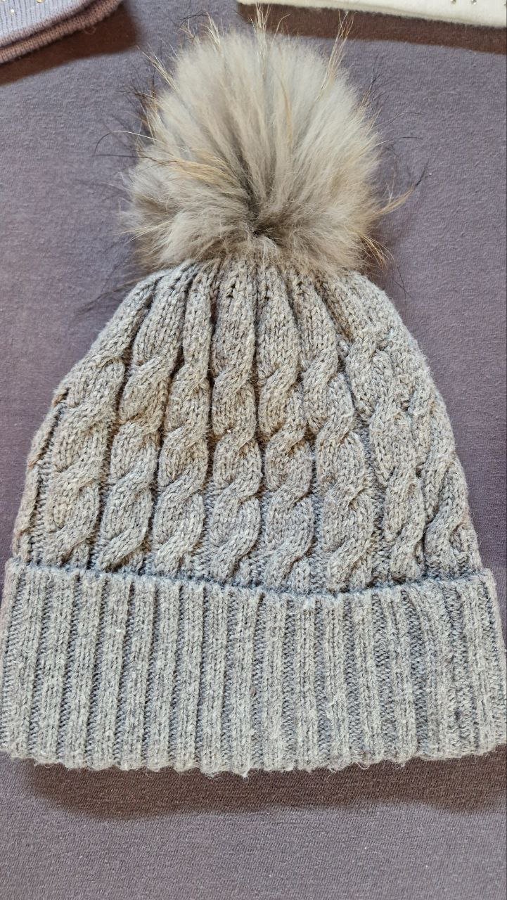 Verschiedene Strickmützen für Damen