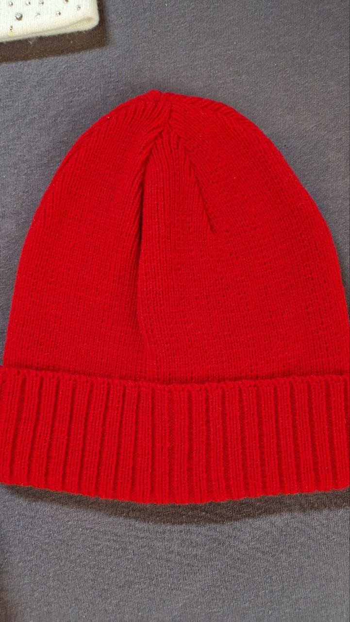 Verschiedene Strickmützen für Damen