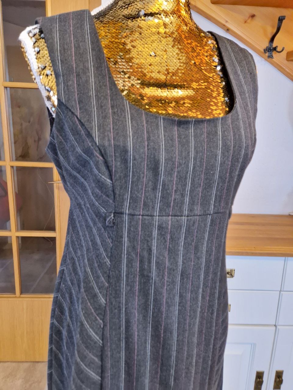 Schönes warmes Klassische Kleid. Midikleid.   Wolle + Polyester.  Größe 40. 