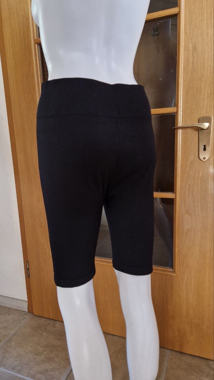 Praktische Sportshorts für Yoga und Fitness.  