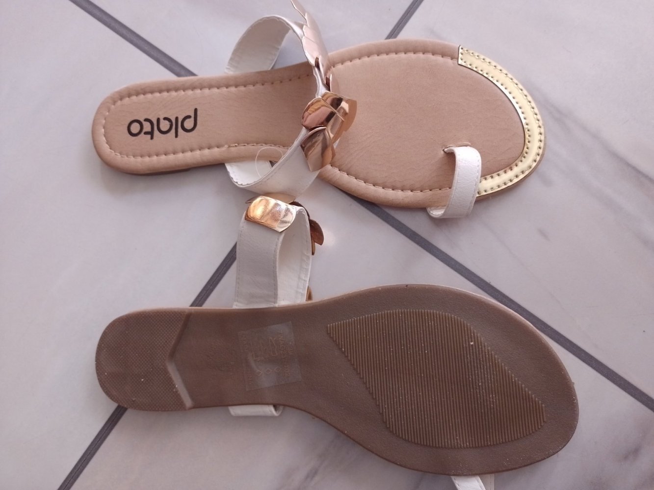 Schöne weiße Sandalen Größe 39. Weich und bequem.