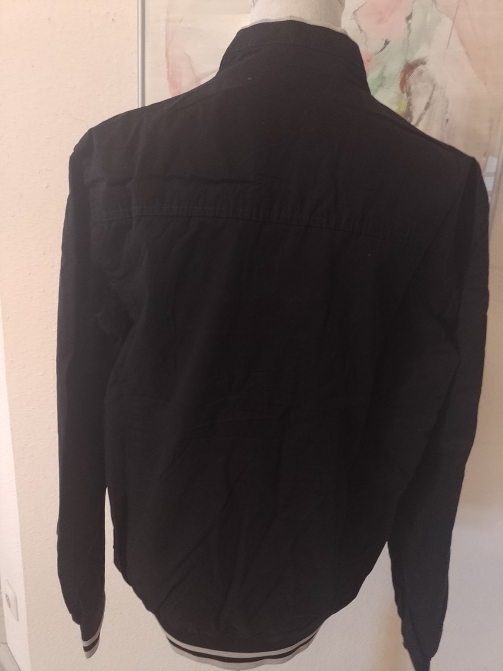 Neu. LZS. Praktische stilvolle schwarze Jacke