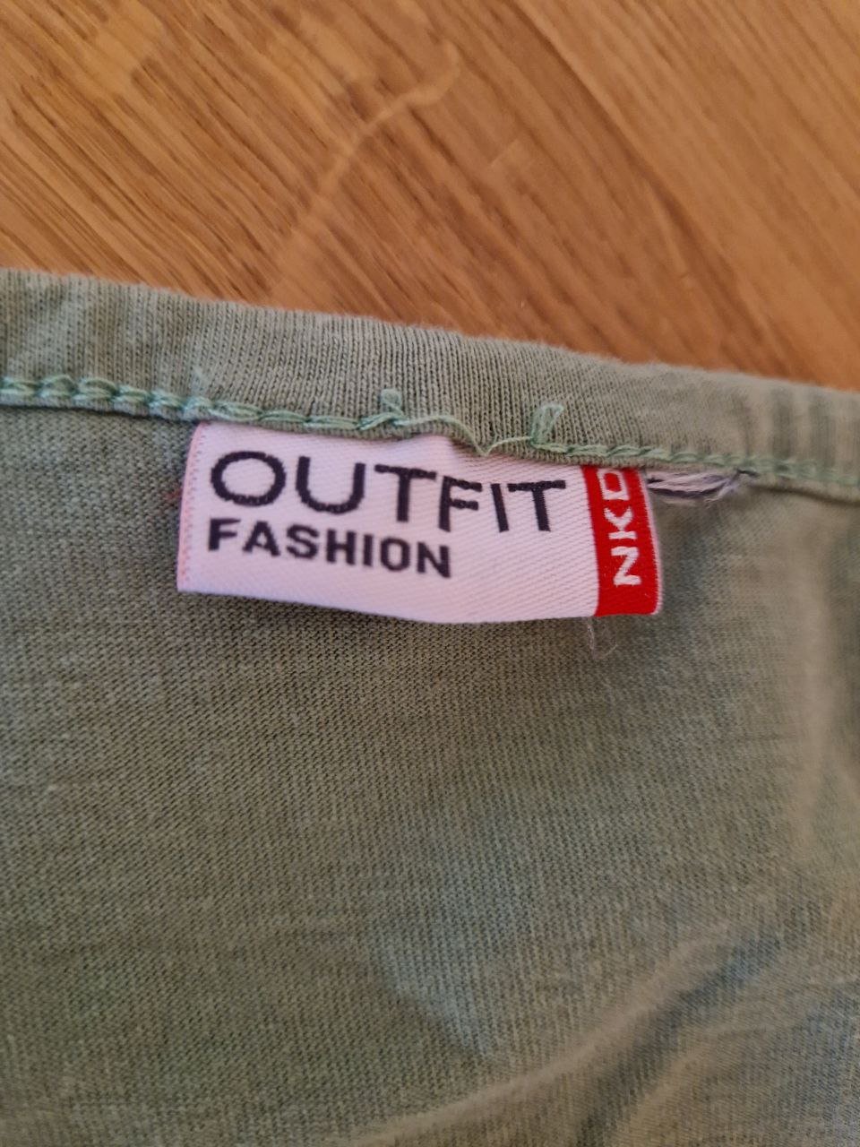 Bequemes T-Shirt.  Baumwolle.  Größe M-L. 