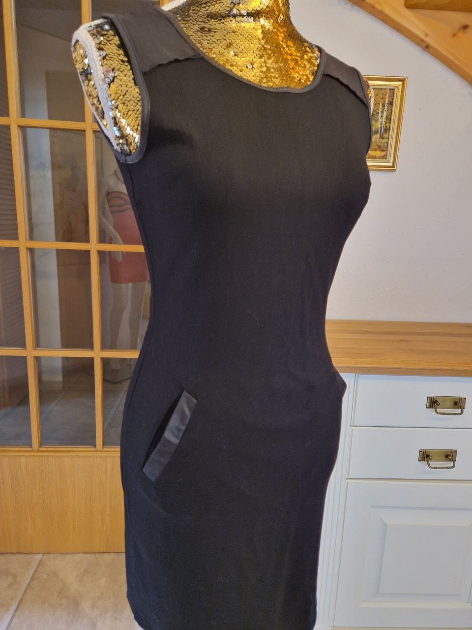 Page one. Schönes Sommerkleid.  Schwarzes Partykleid.  Große S. 