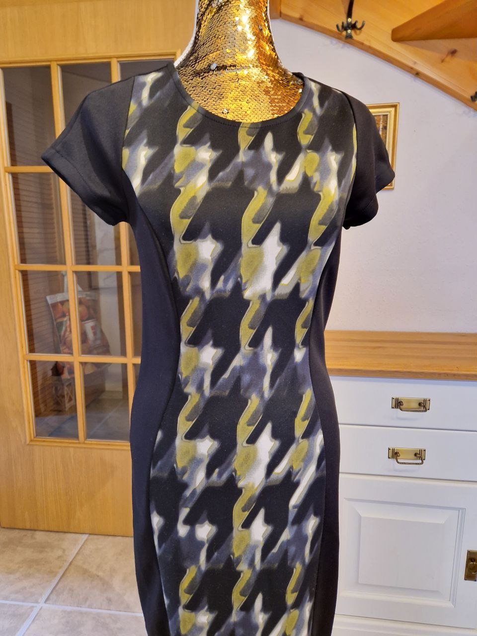 Vestino. Schönes Sommerkleid, Partykleid, Abendkleid. Polyester + Elastan. Größe 36.