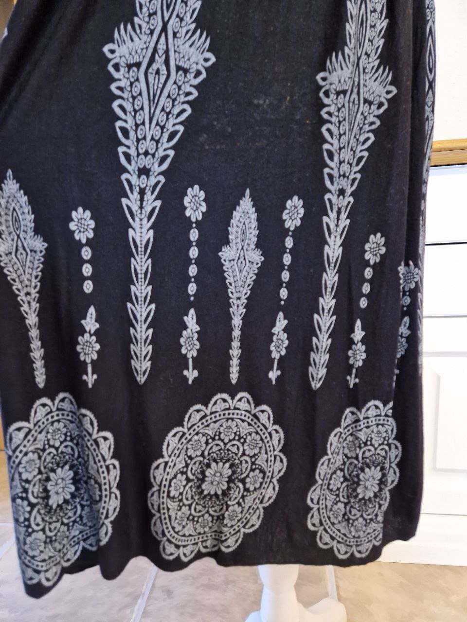  Bequemes schwarzes Sommerkleid.  Viskose + Elastan.  Größe S.  