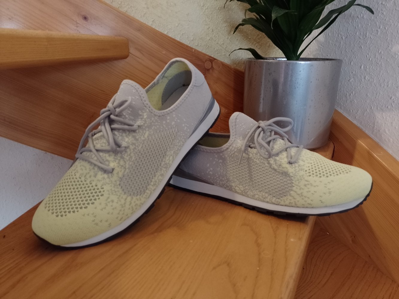 Lynfield. Neu stylische Sneaker. Sportschuhe. Größe 40.