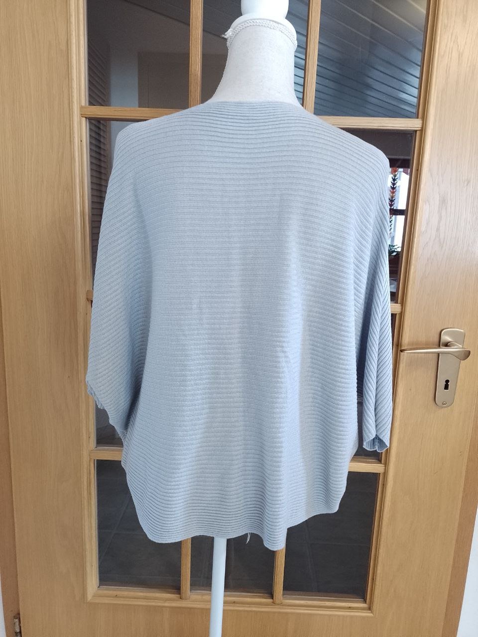 Schöner Strickumhang. Größe L.