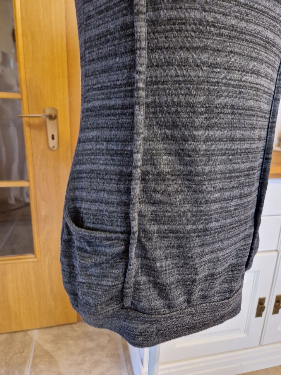 Schöne gestrickte graue Weste - Tunika. Polyester + Baumwolle. Größe S-M. 