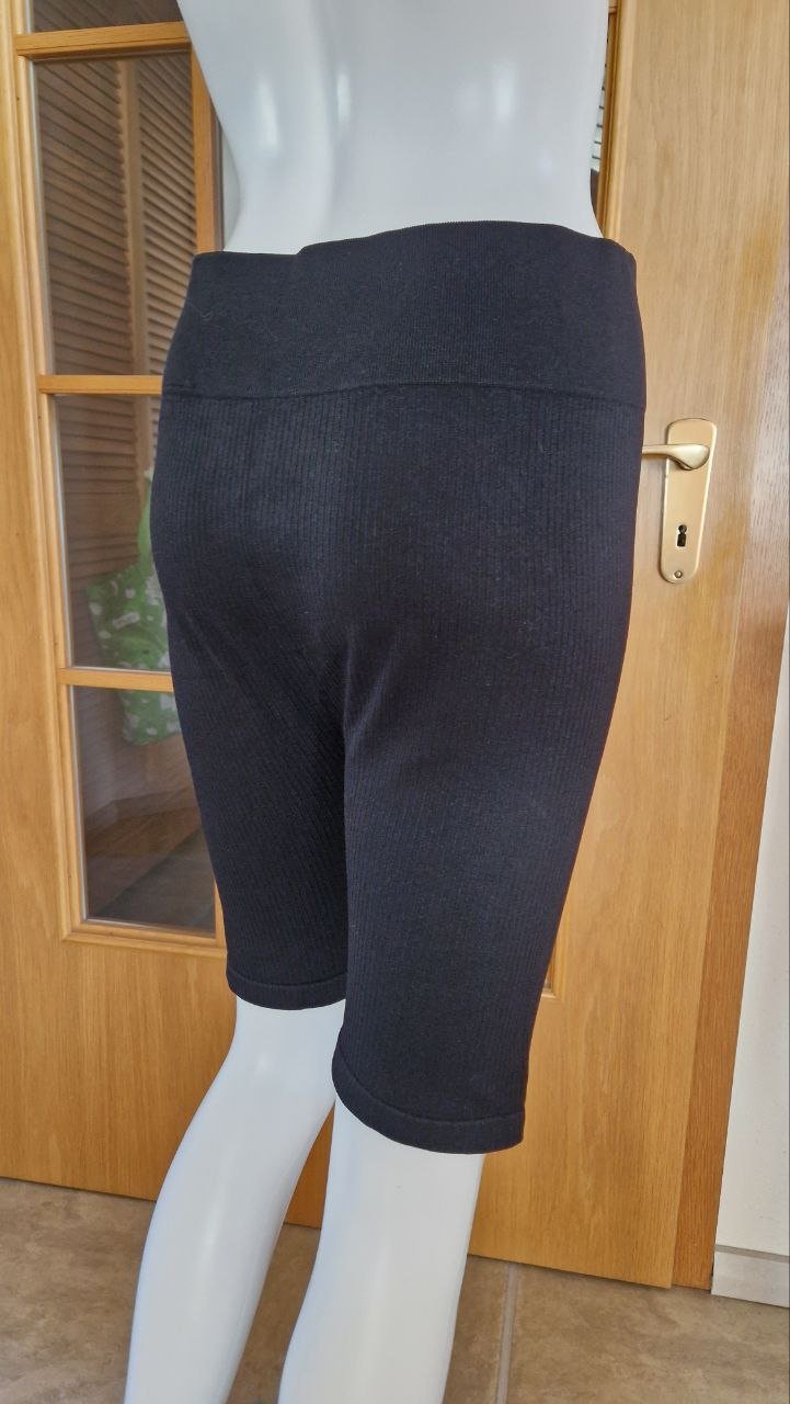 Praktische Sportshorts für Yoga und Fitness.  